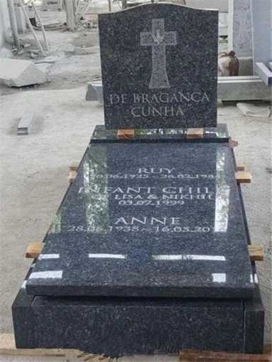 Zilās pērles granīta kapakmeņi