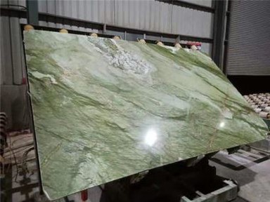 Gaiši zaļš akmens