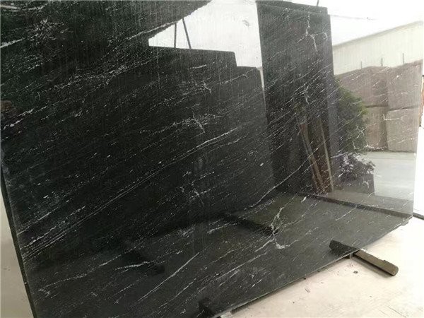 Melns granīts ar baltām vēnām