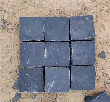 Melnais bazalta kubs