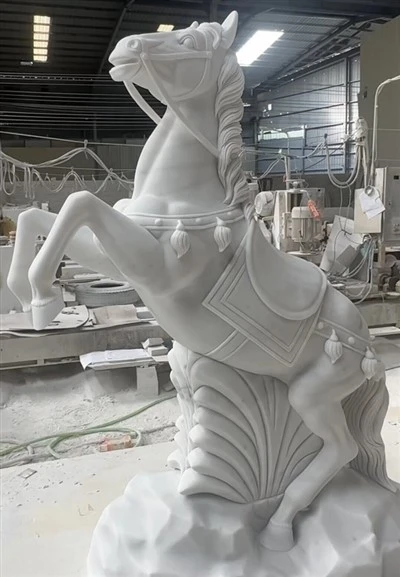Marmora zirga statuja