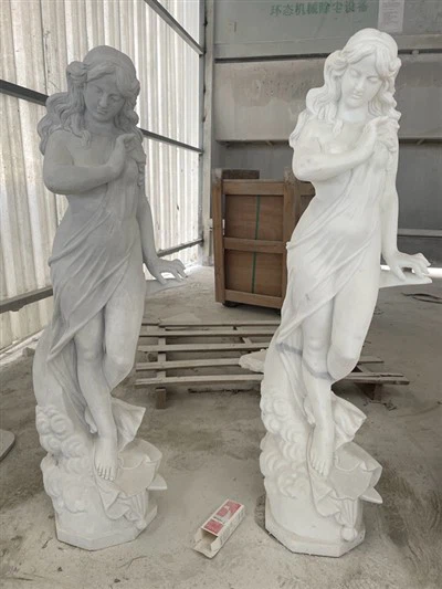 Balta marmora sievietes statuja